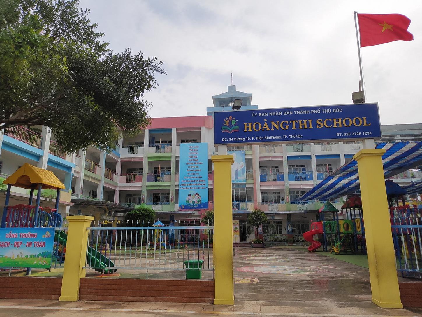 Cổng trường HoàngThi
